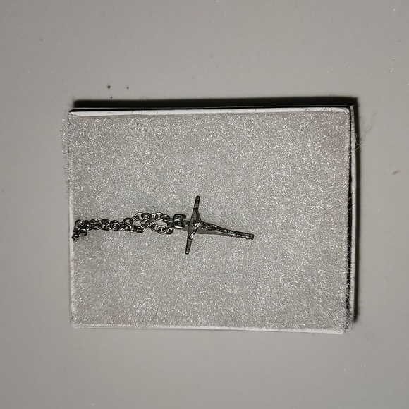 Silver crucifix necklace - Picture 3 of 3